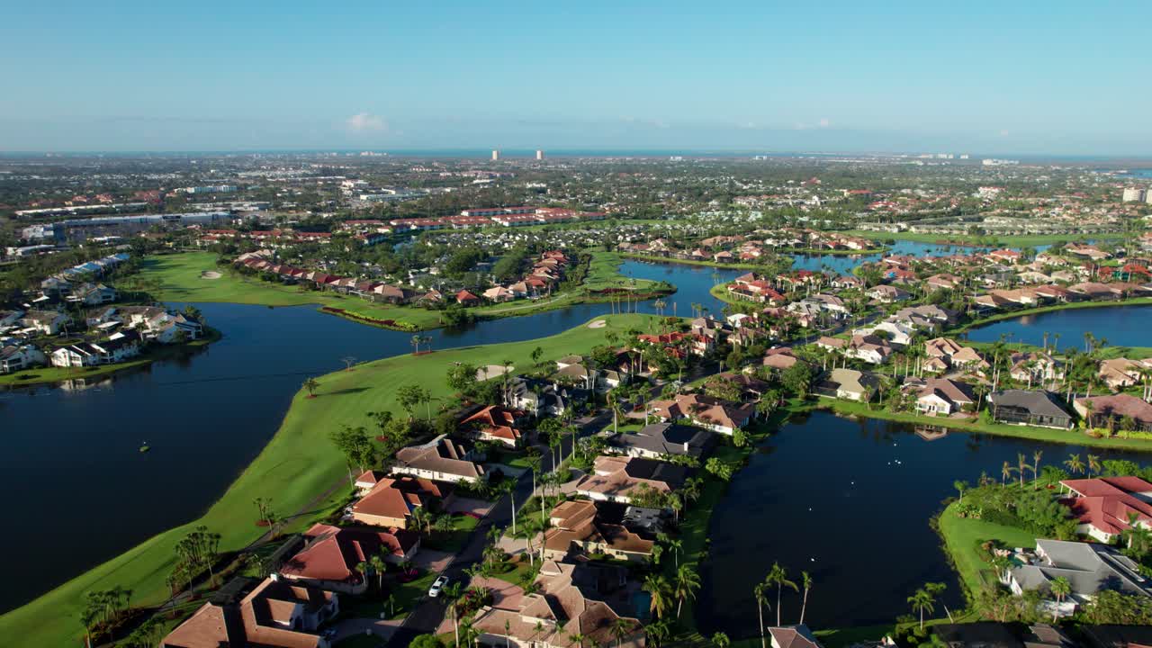 플로리다 남서부의 골프 코스 지역 사회 위를 날아다니는 드론 공중 사진