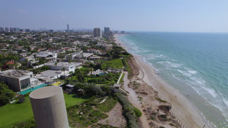 The-neighborhood-of-expensive-villas-on-the-cliffs-of-the-city-of-Herzliya-pituach,-Israel---next-to-the-Mediterranean-Sea---push-in-shot