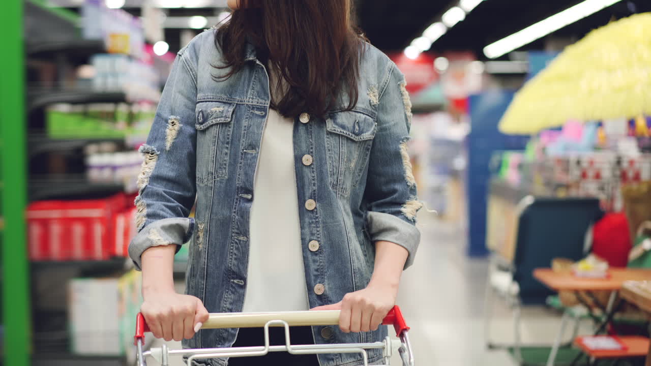 슈퍼마켓 에서 쇼핑 하는 여자