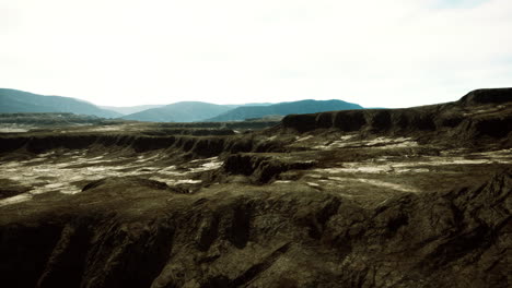 Epische-Gletschergebirgsformationen-Unter-Dunklen-Wolken