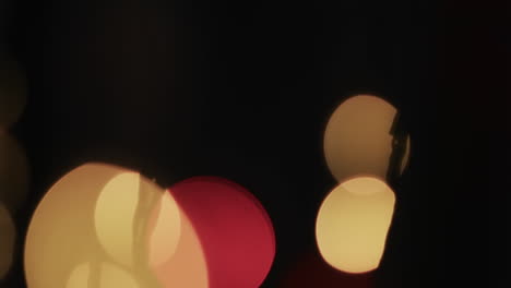 video de puntos de luz bokeh amarillos parpadeantes con espacio de copia