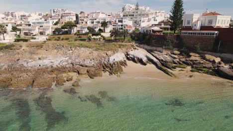 Vista-Del-Castillo-De-Senhora-Da-Luz-Desde-La-Costa-Rocosa,-Luz,-Algarve---Antena