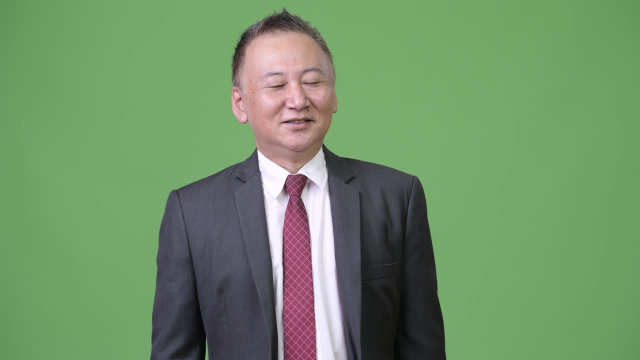 성숙한 일본인 사업가 휴식을 취하고 있습니다.