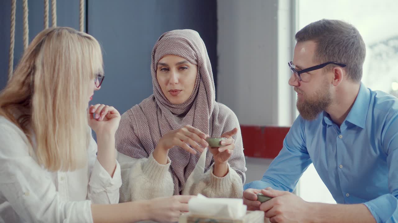 grupo diverso discutiendo sobre el café