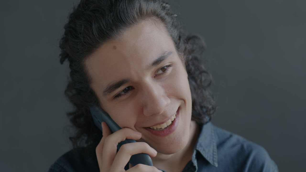 전화 중인 젊은이