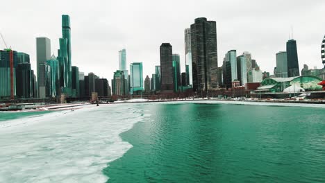 Drone-Cinematográfico-De-Chicago-En-Invierno-Cerca-Del-Muelle-De-La-Marina