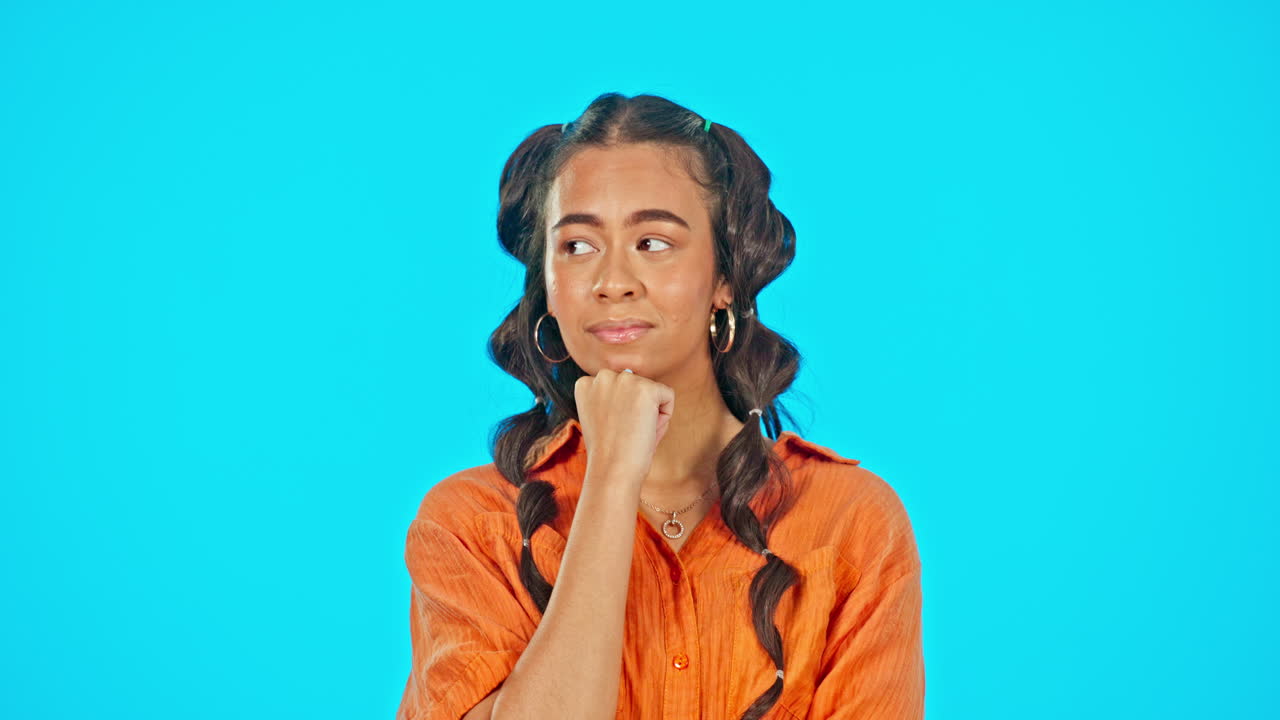 pensamiento, decisión y rostro de mujer en azul