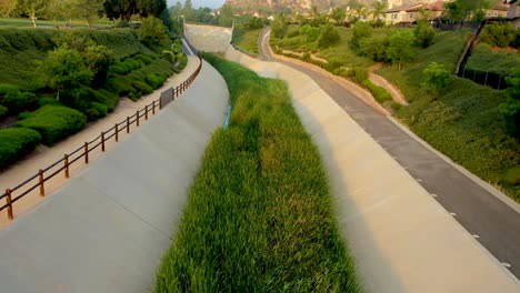 Stevenson-Ranch,-Hochwasserschutzkanal-In-Kalifornien