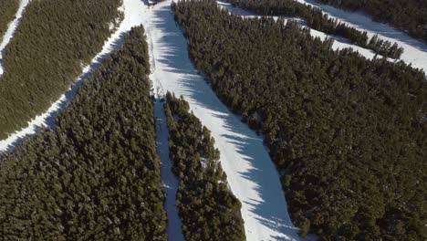 Hermosa-Vista-Aérea-De-Los-Senderos-De-La-Pendiente-De-La-Estación-De-Esquí-En-El-Paisaje-Montañoso-Nevado