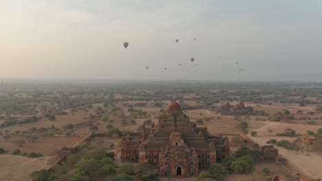 Famous-Buddhist-Dhammayan-Gyi-Temple-with-hot-air-balloons-in-background