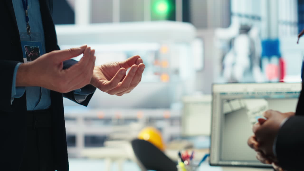 태양광 공장의 사업가들이 거래를 마치고 손을 흔들고 있습니다.