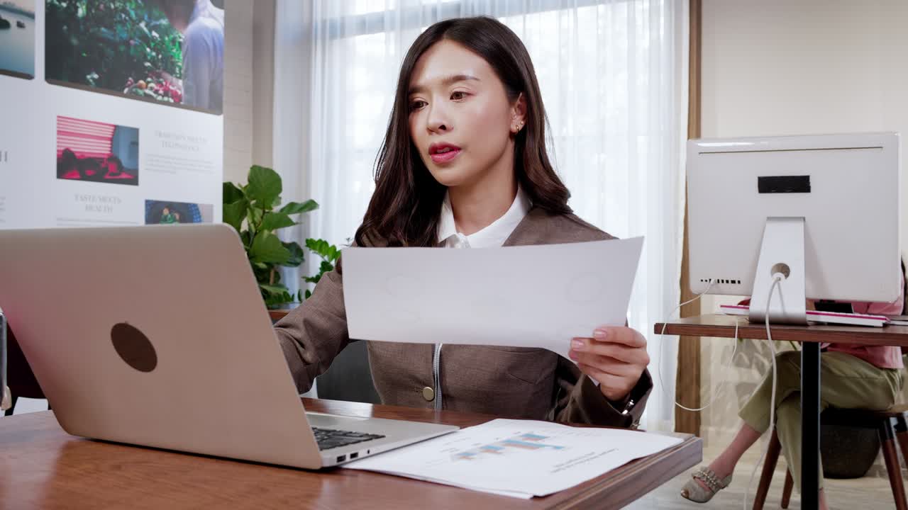 백인 여성은 노트북을 사용하고 여성 손은 키보드를 사용하고 노트북은 문자 메시지를 사용하고 포인팅 네트워킹 녹색 화면 크로마 키 크로마키 키보드 색 장치 작업 메시지 학생 사업가