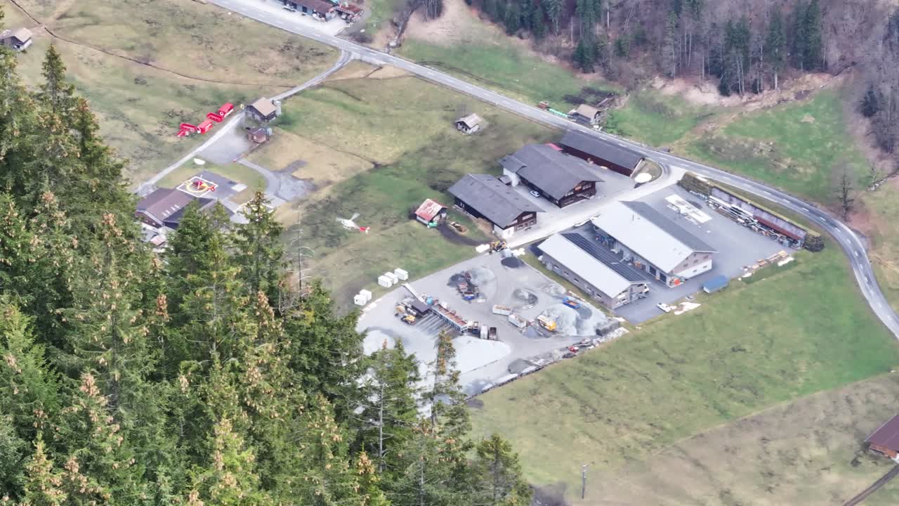 구조 헬리터 가 착륙장 에 도착 하는 것 의 멀리 있는 바위 나무 위 의 모습