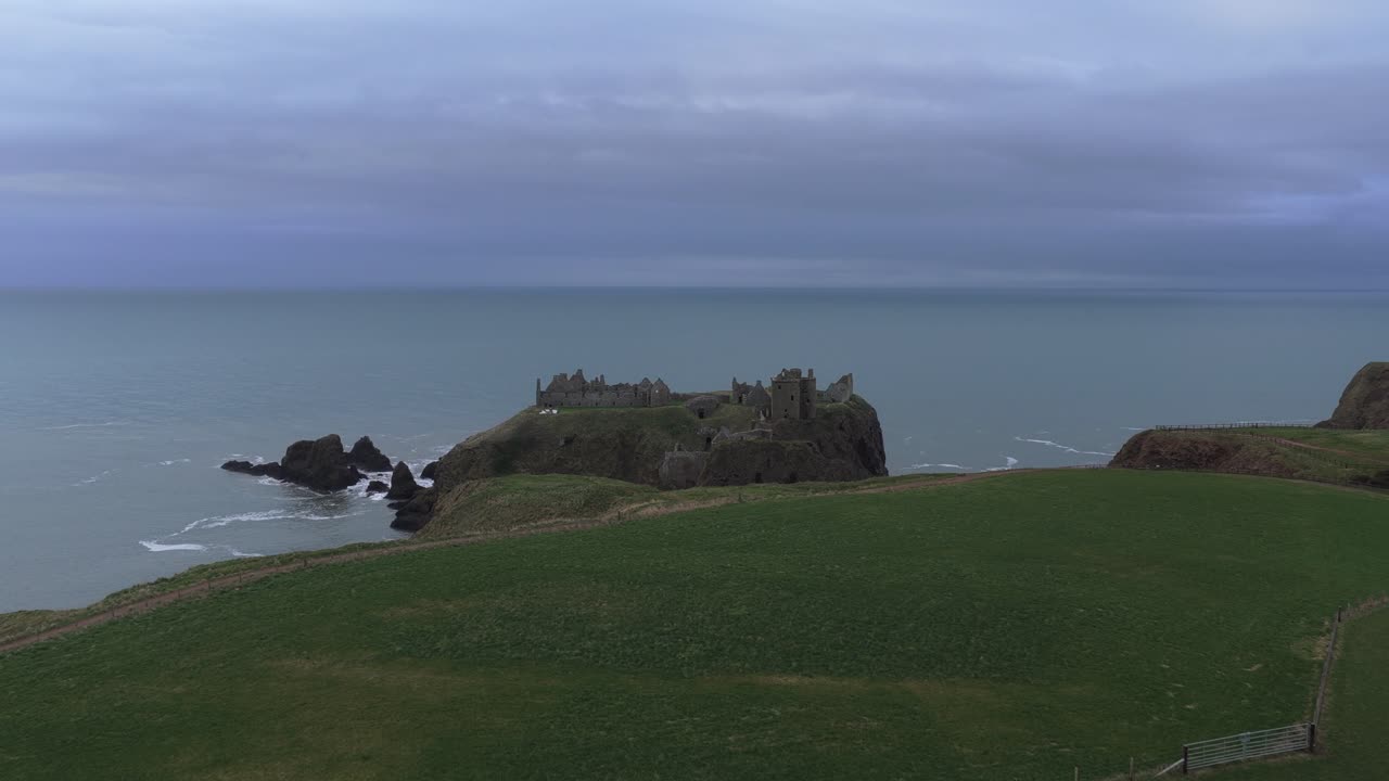 Vista aerea del Castello di Dunnottar su una scogliera costiera in Scozia