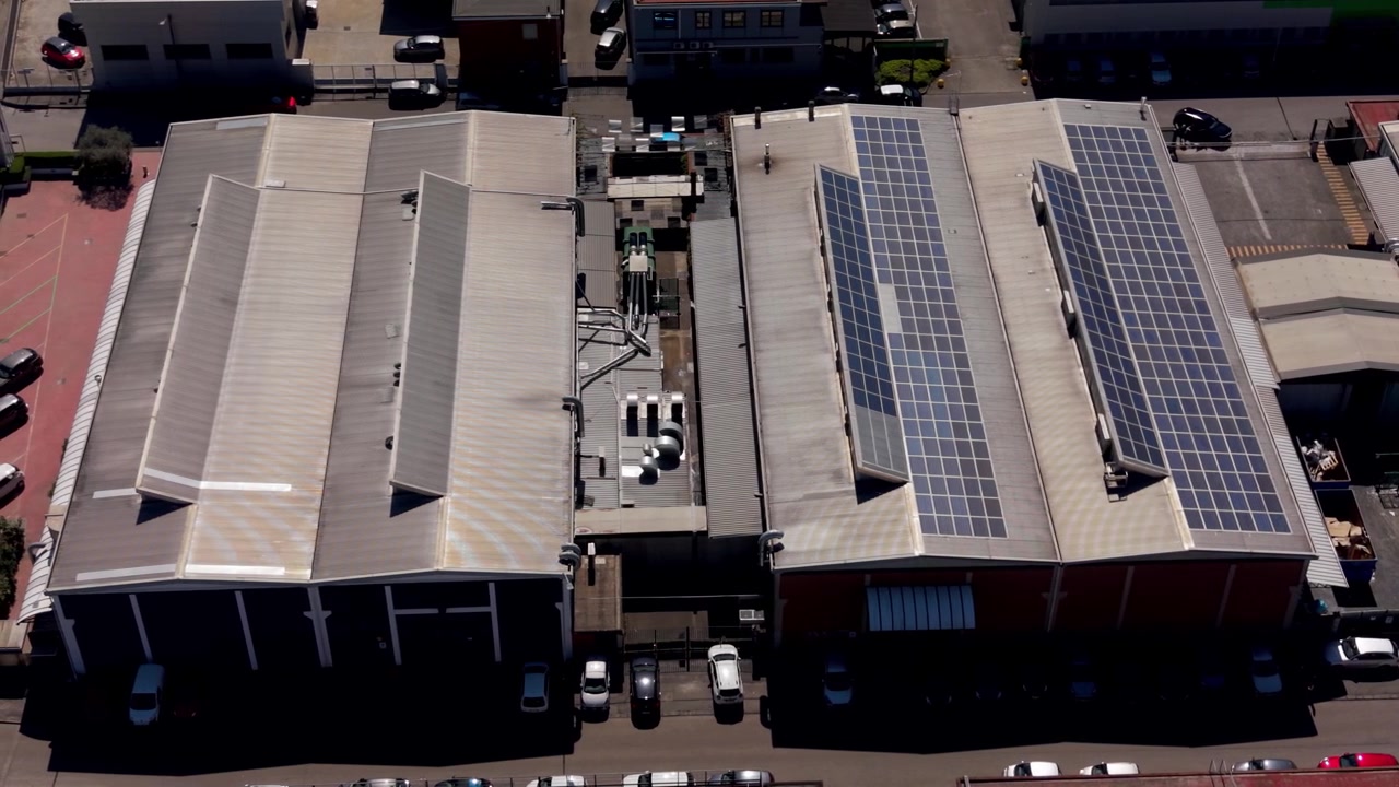 Forsyningskædeinfrastruktur i San Giuliano Milanese, Italien. Industrielle lagerbygninger med solpaneler afspejler bæredygtig logistik og moderne distributionssystemer