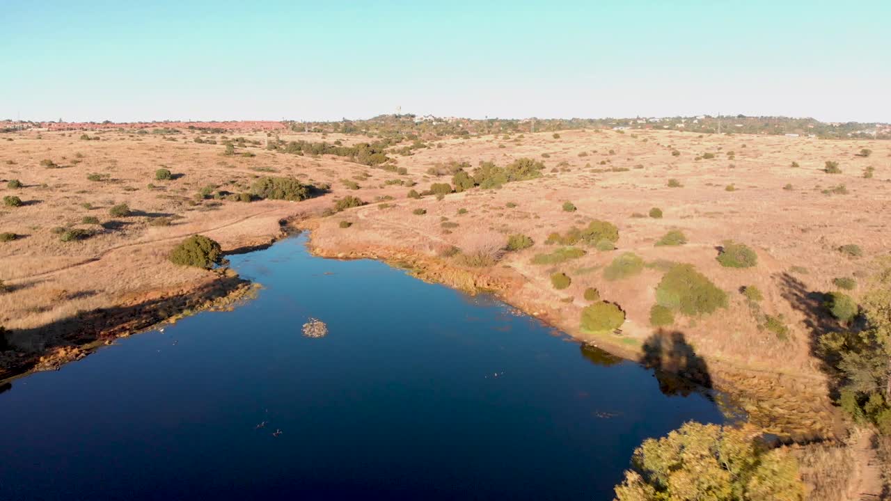 부드럽고 매끄러운 작은 댐의 공중 전방 비행 샷