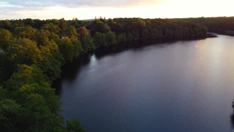 Friedlich-Am-See-In-Der-Teuersten-Gegend-Berlins,-Sanfte-Luftaufnahme,-Flugpodest-Nach-Unten,-Drohnenaufnahmen-Vom-Schlachtensee,-Sommersonnenuntergang-2022,-4K-Filmansicht-Von-Oben-Von-Philipp-Marnitz