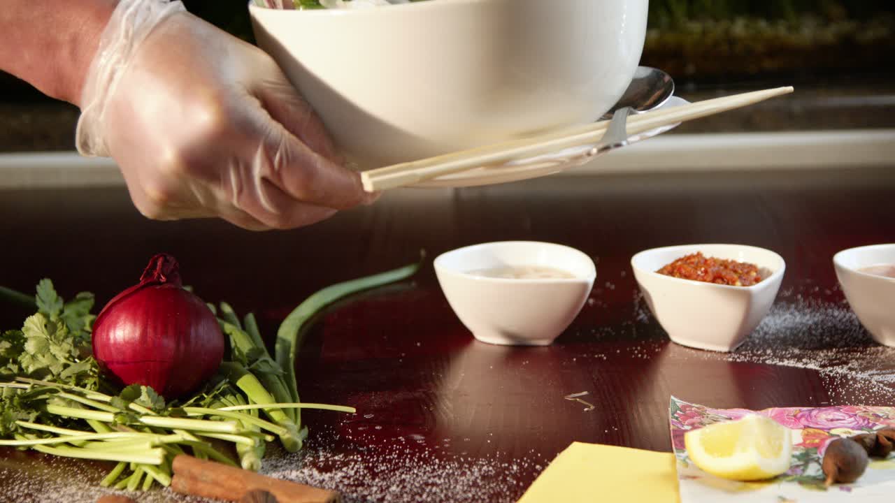 중국 요리사에 의해 제공되는 진정한 포, 뜨겁고 신선합니다.