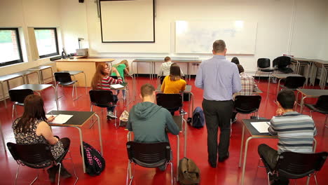 Dozent-Geht-Während-Einer-Prüfung-Durch-Sein-Klassenzimmer