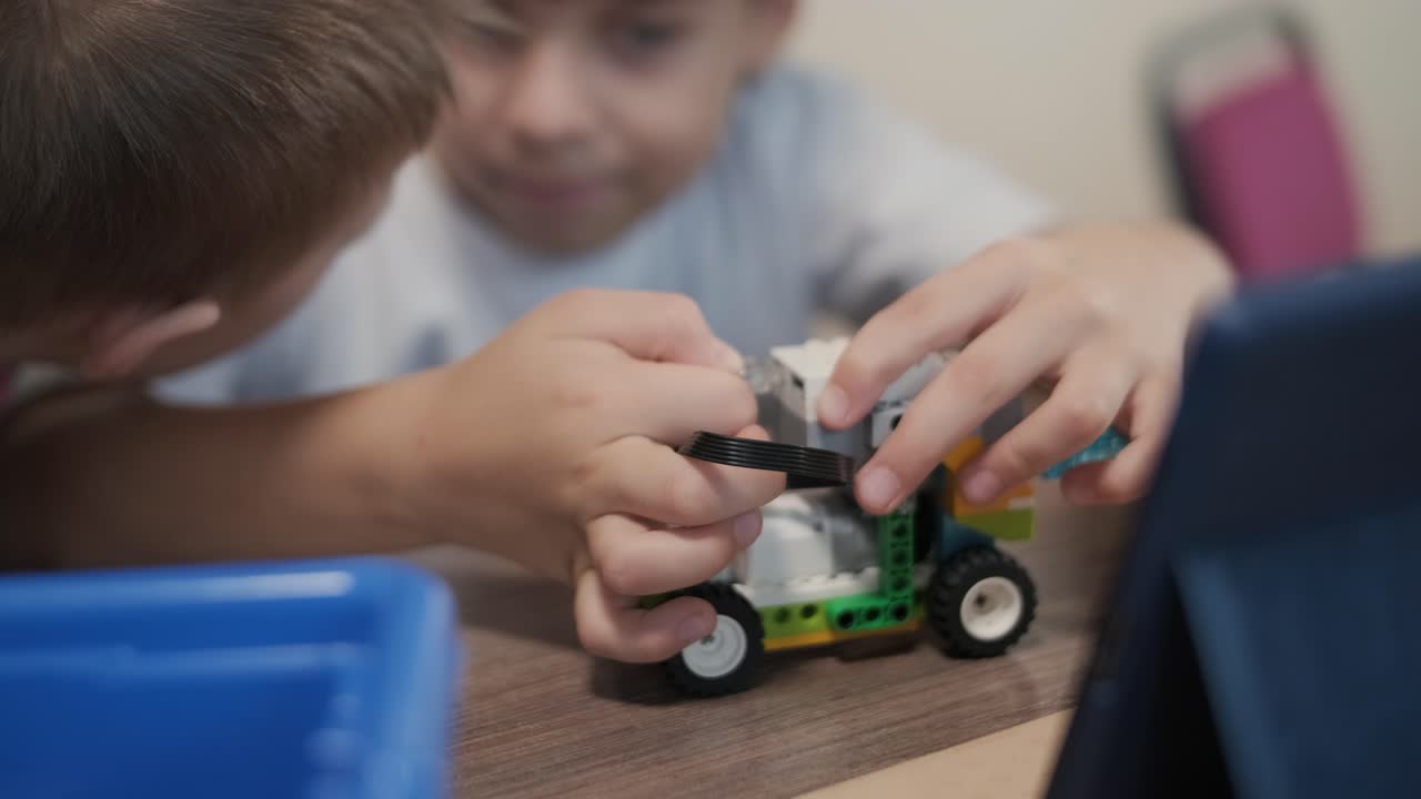 счастливые улыбающиеся мальчики весело проводят время в мастерской.