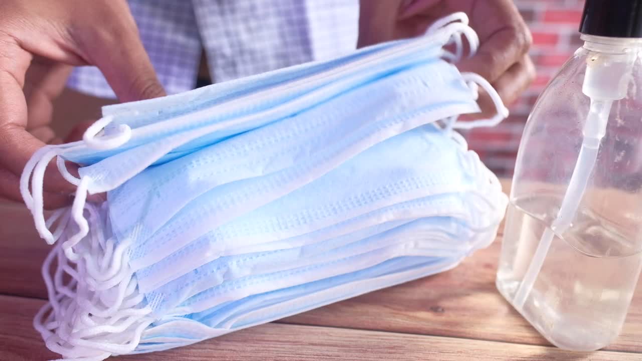 보호 마스크와 손 소독제