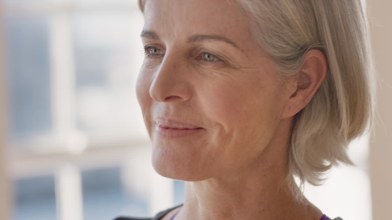 retrato feliz anciana caucásica disfrutando de una clase de yoga sonriendo alegre mujer de mediana edad practicando un estilo de vida saludable en el estudio de entrenamiento