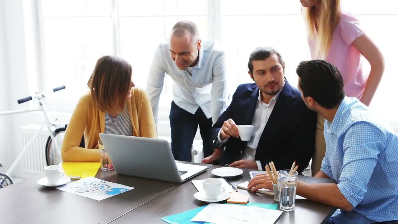 colegas de negocios discutiendo sobre la computadora portátil