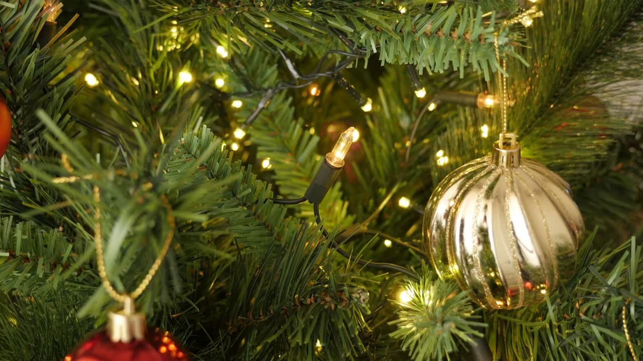 bolas decorativas en el árbol artificial primer plano 4k