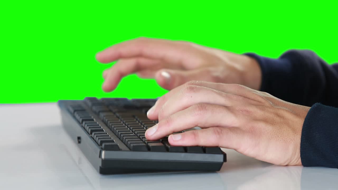 manos de hombre de negocios escribiendo en el teclado