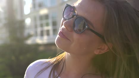 una mujer disfrutando de un día soleado.