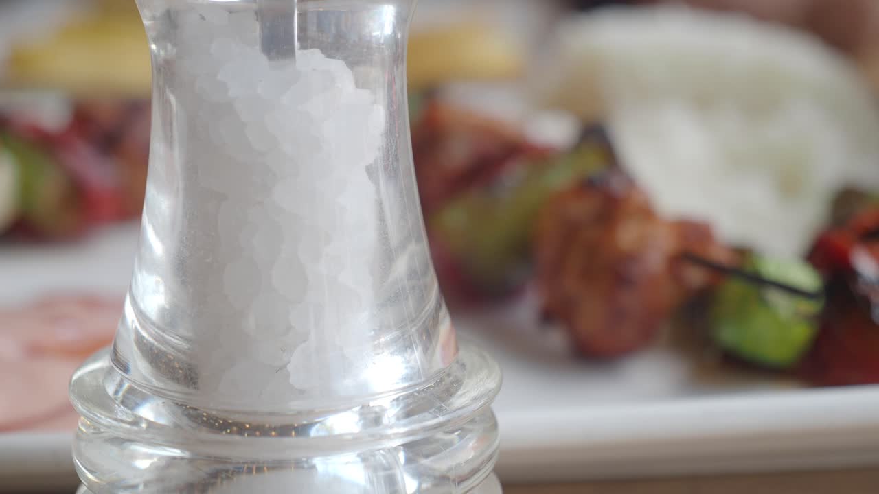 저녁 식사 테이블 에 있는 소금 이커 의 클로즈업