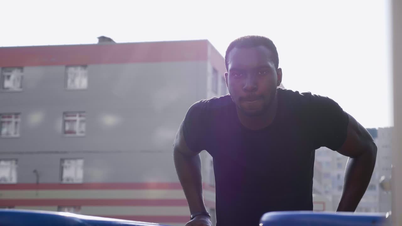 hombre haciendo flexiones al aire libre