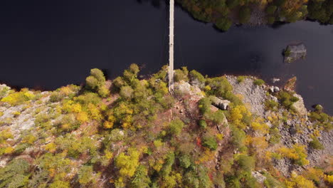 Hombre-Cruzando-El-Puente-Colgante-En-El-Parque-Nacional-De-Aiguebelle