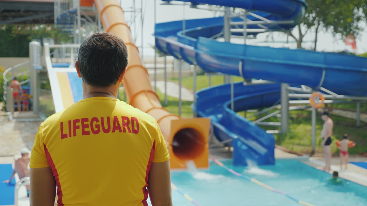 un hombre con una camiseta amarilla con una inscripción en la espalda del salvador viendo a los niños rodar en t