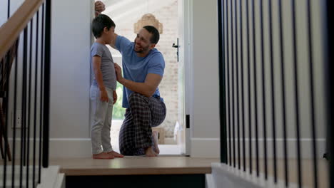 feliz, midiendo la altura y un padre con un niño