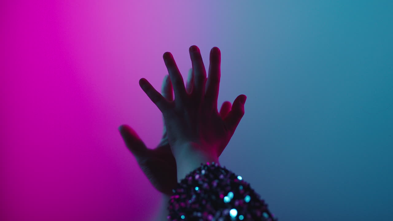 mani romantiche che si toccano amanti della finestra separati desiderio di connessione concetto di romanticismo luce retrò colorata