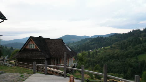 paisaje de aldea y bosque de montaña