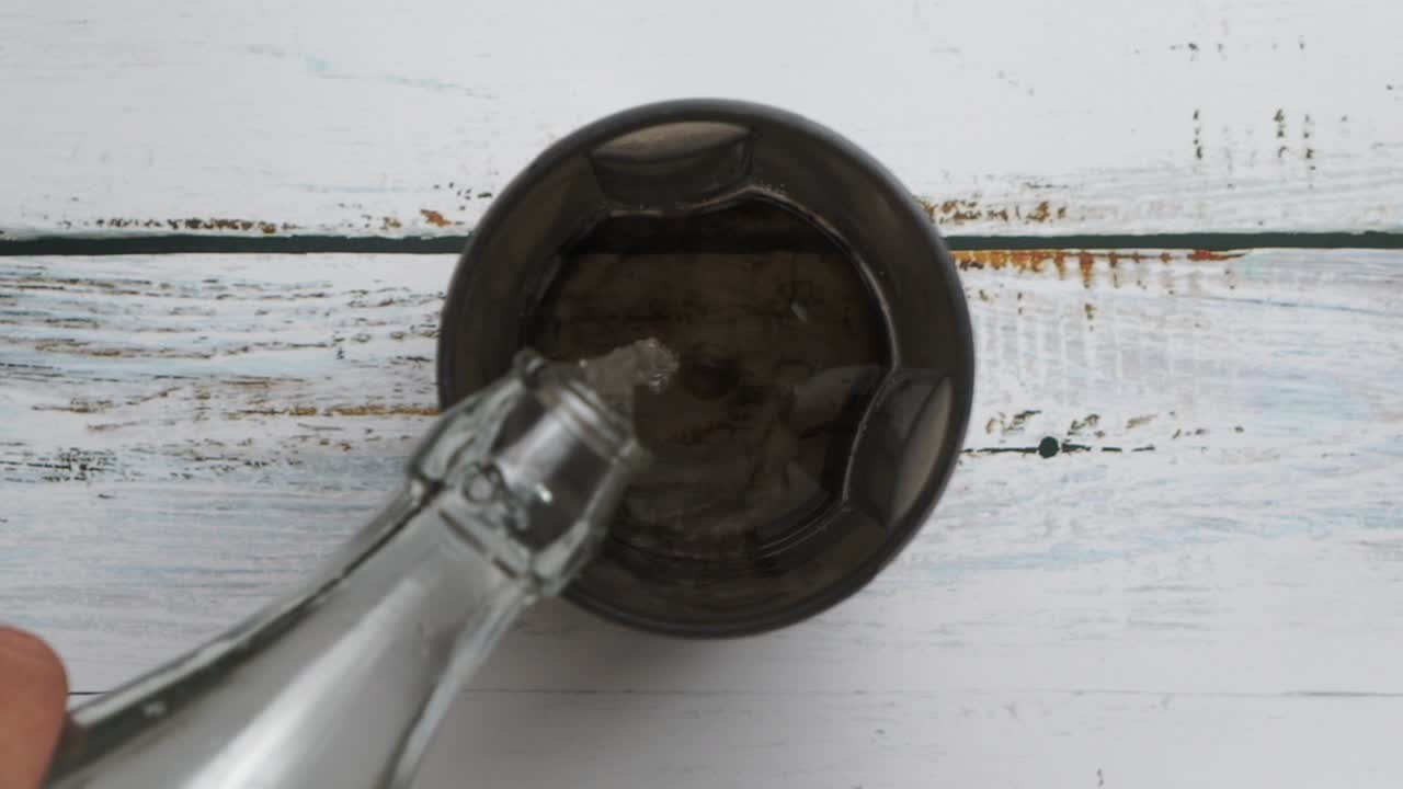 Versare liquido in un bicchiere