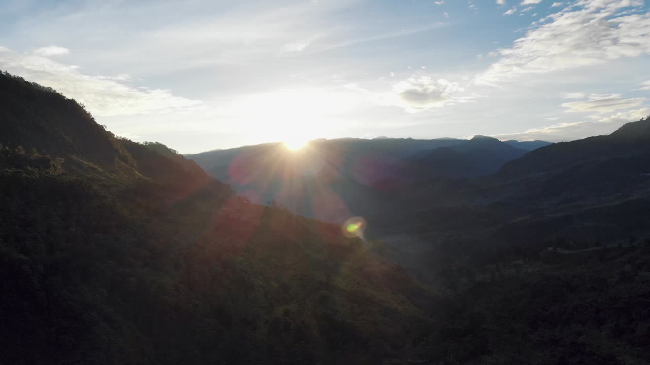 인도네시아 파푸아 산에서 높은 곳에서 찍은 놀라운 공중 영상