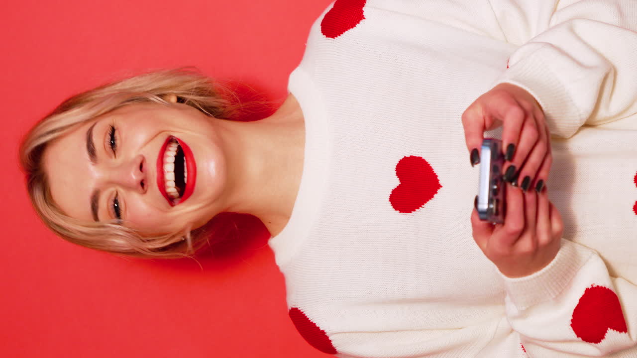 행복한 여자가 전화로 미소 짓고 있다