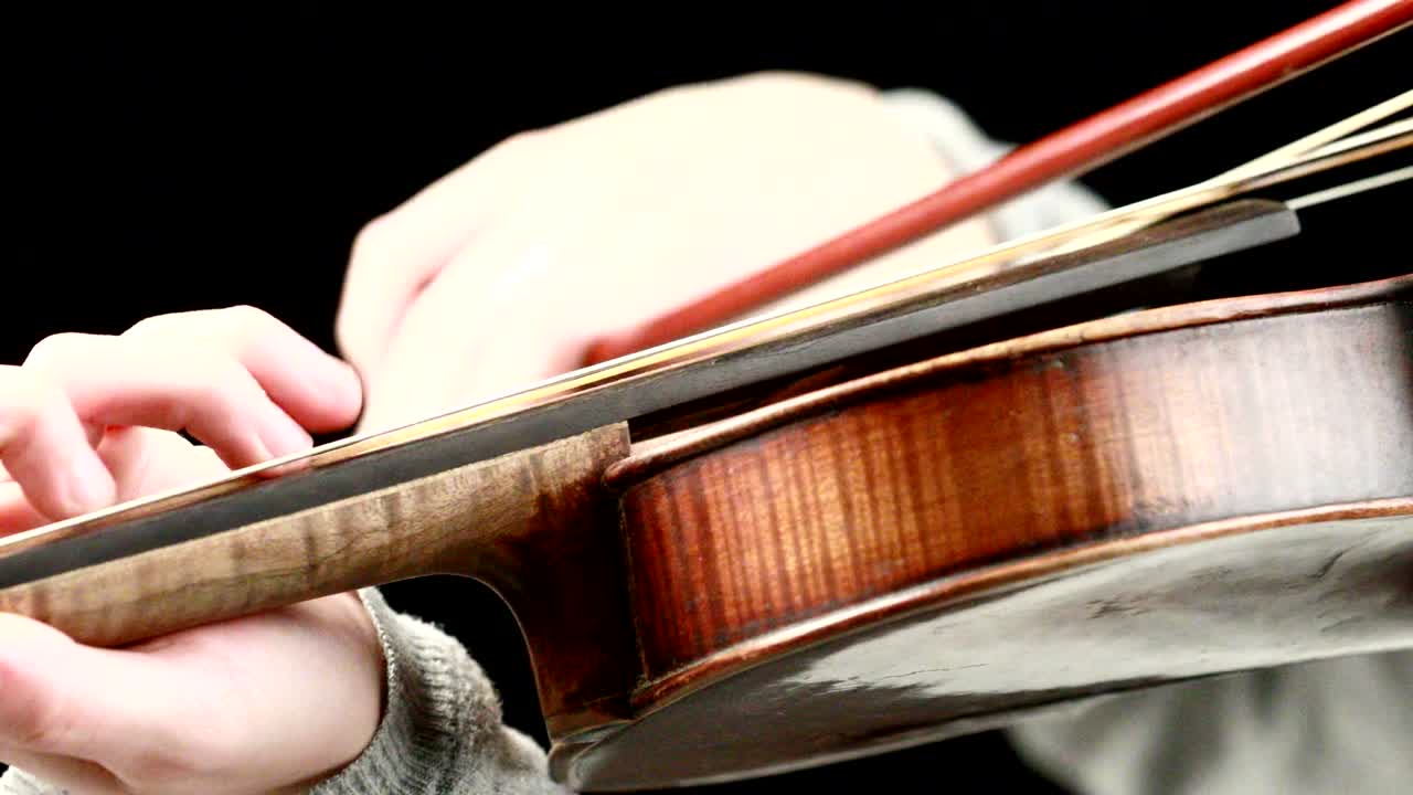 violinista tocando - primer plano de sus manos