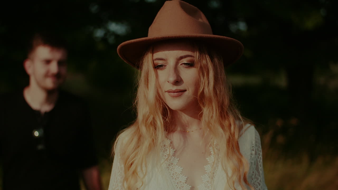 젊은 남자와 여자를 포용 1