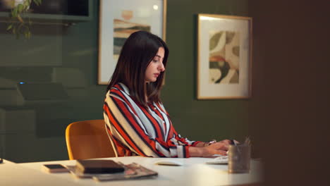 mujer trabajando desde casa en la computadora