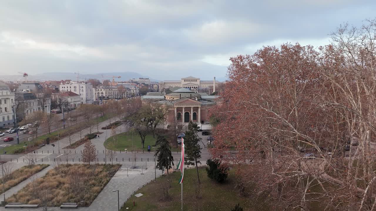 columnas del pórtico del museo de arte kunsthalle en el parque de la ciudad, budapest, hun