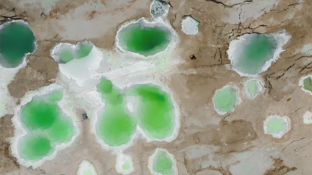 사해 연안 에 있는 큰 싱크홀 지역 은 특수 한 색 을 만드는 소금 과 미네랄 을 함유 한 물 로 가득 차 있다 - 때때로 새로운 싱크홀 이 발견 된다 - 이스라엘