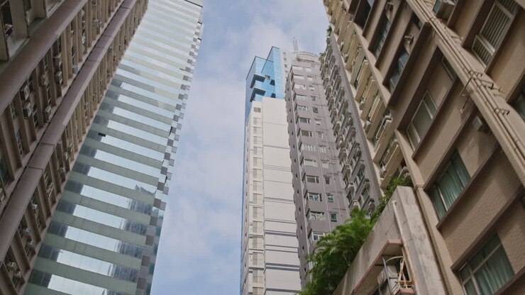 Panorâmica Ascendente de Edifícios Urbanos Altos e Céu