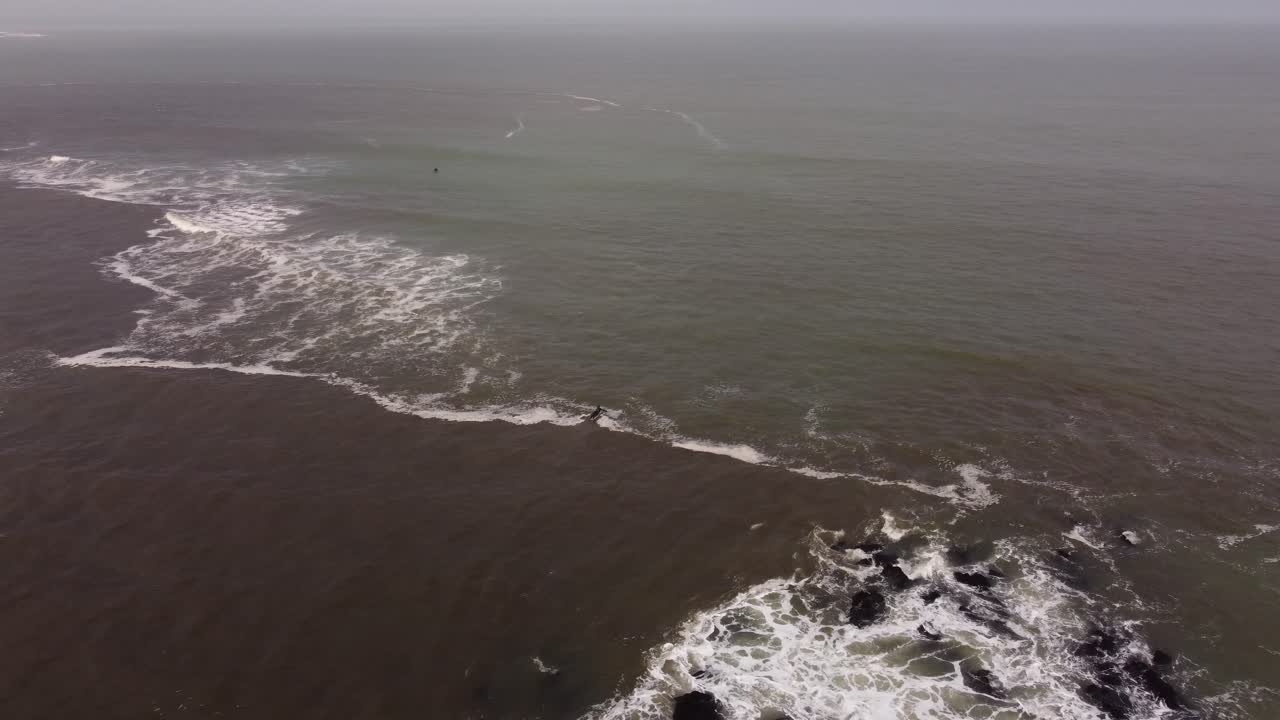 surfista aislado entra en aguas del océano atlántico de punta