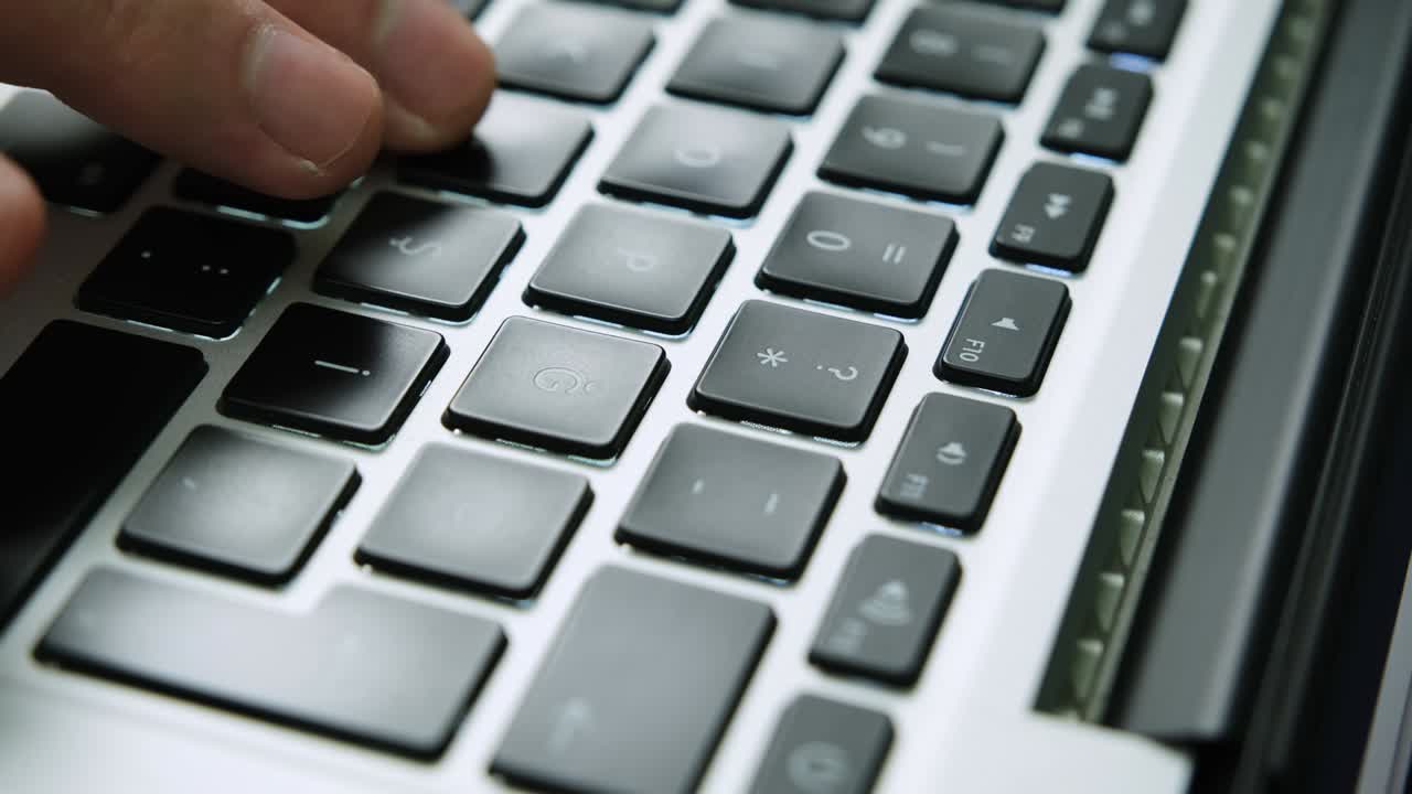 노트북을 켜기 위해 전원 버튼을 누르면