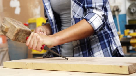 Centrarse-En-El-Carpintero-Usando-Un-Martillo-Y-Un-Cincel-En-Una-Tabla-De-Madera