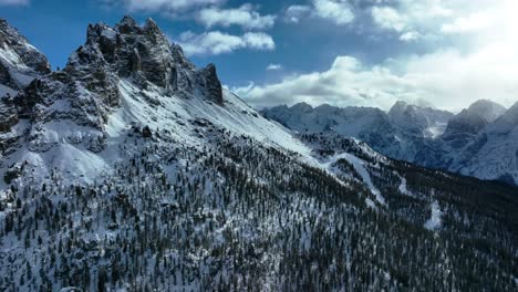 Vista-Aérea-Amplia-De-Drones-De-Montañas-Con-Nieve-En-Invierno,-área-De-Dolomitas-En-El-Noreste-De-Italia